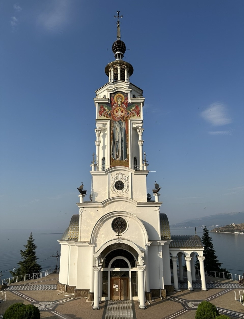 Высокий белый православный храм в Крыму