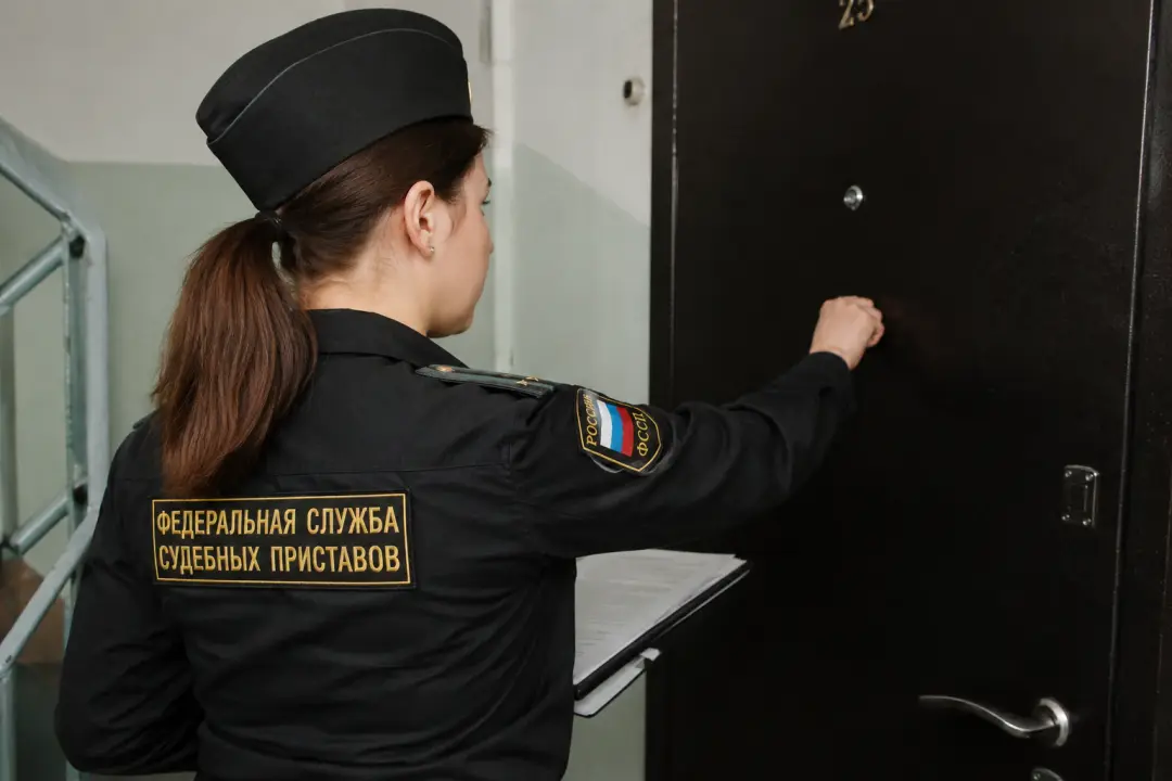 сотрудница ФССП